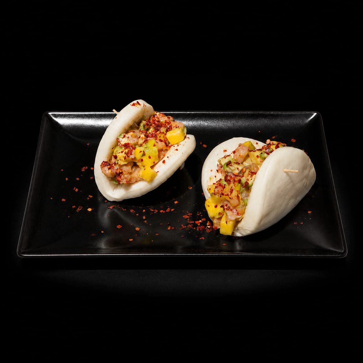 Bao de salmón marinado con mango y mayo kimchi