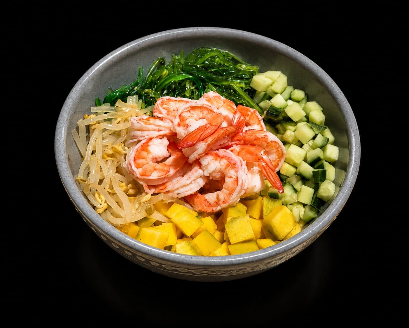 Prawn Star Poke con langostinos en tempura y aguacate