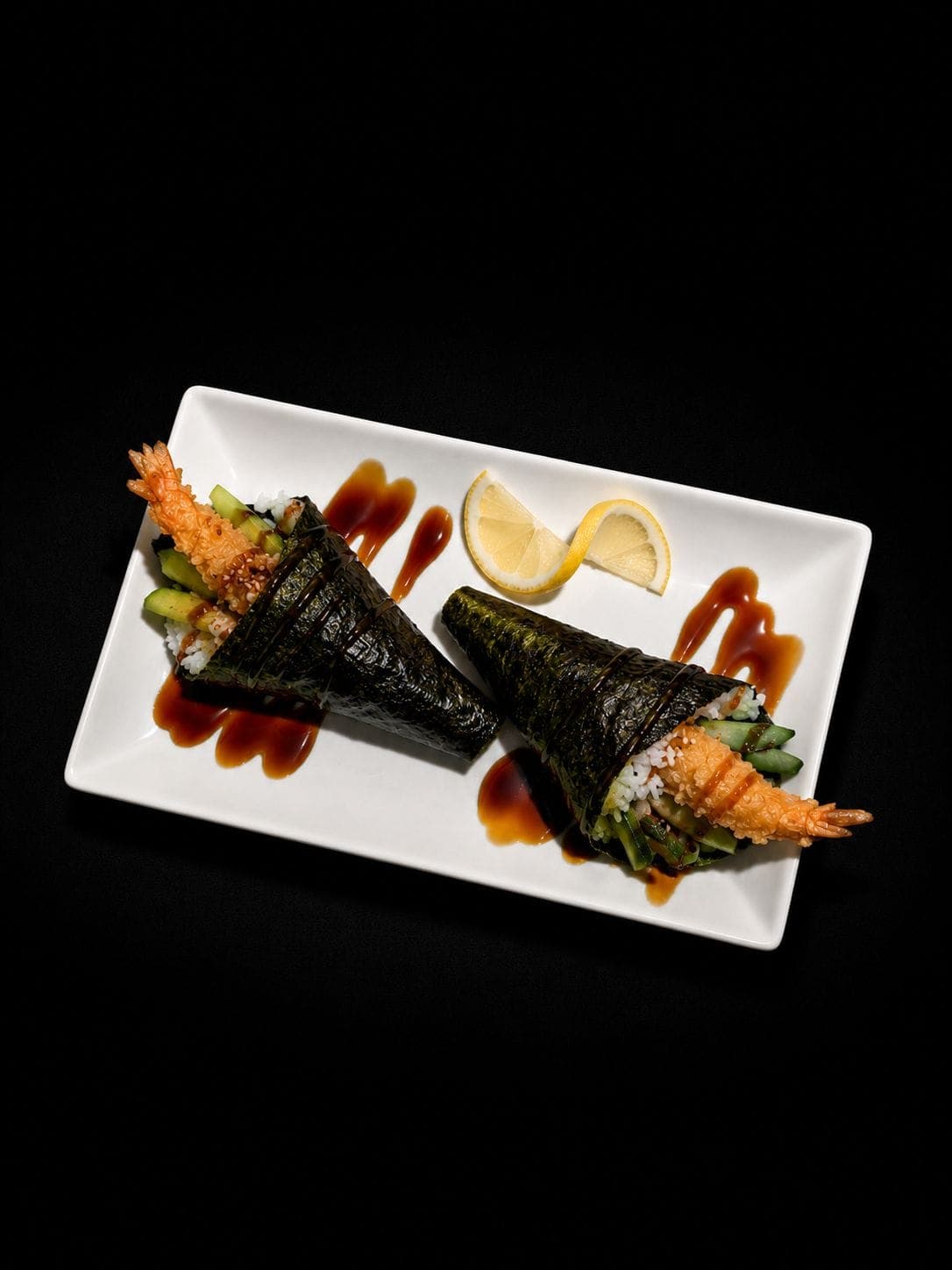 Temaki de salmón en cono de alga nori