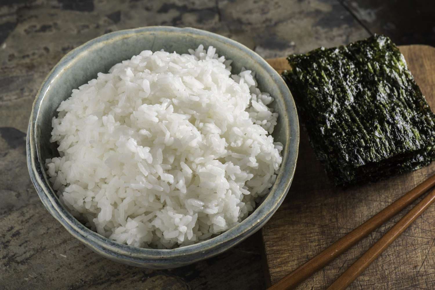 Arroz de sushi recién avinagrado en un cuenco de madera