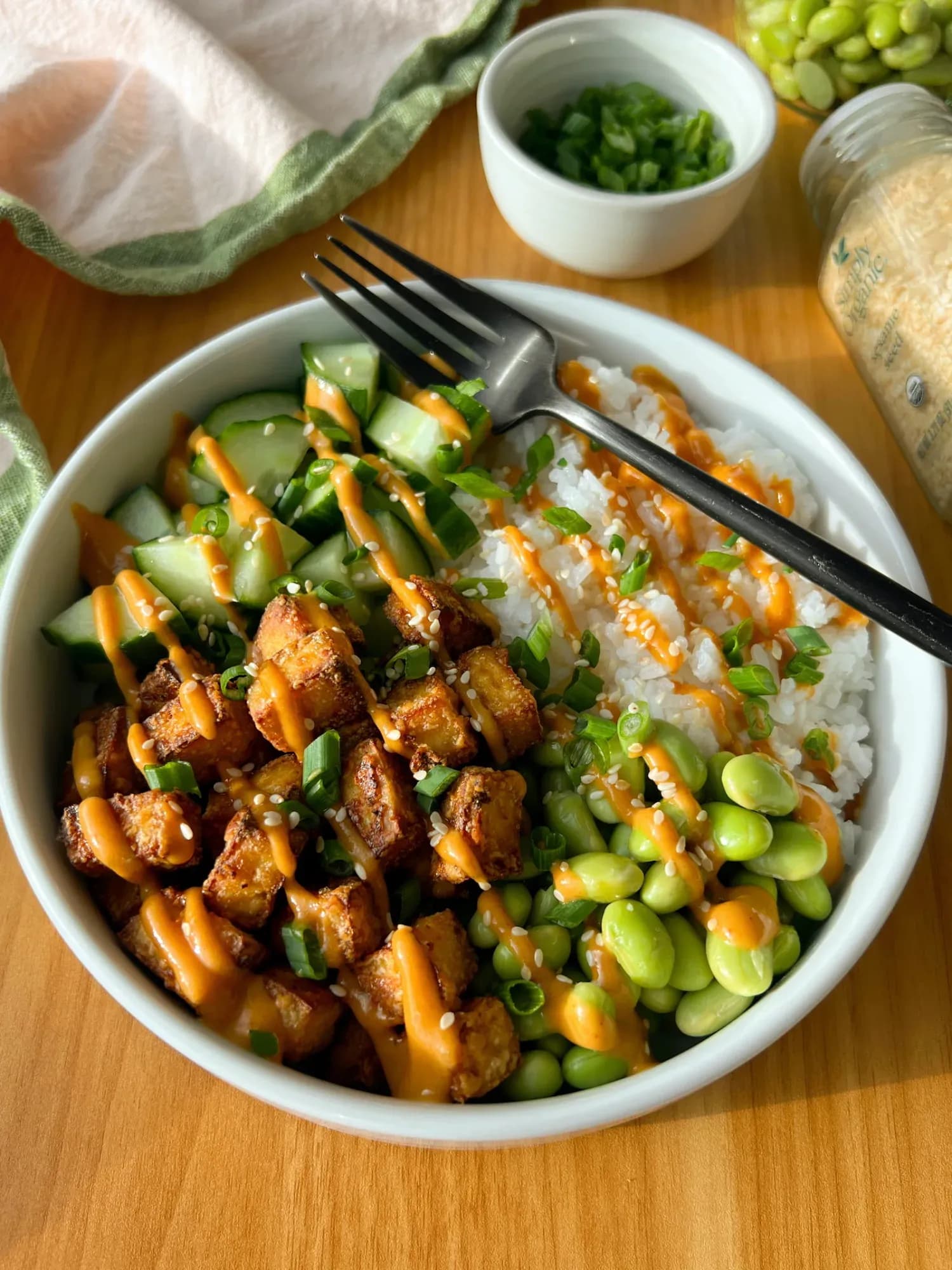 Bowl vegano con tofu crujiente, col lombarda, zanahoria y edamame
