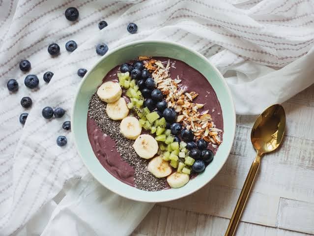 Açaí bowl con granola, plátano, fresas y crema de cacahuete