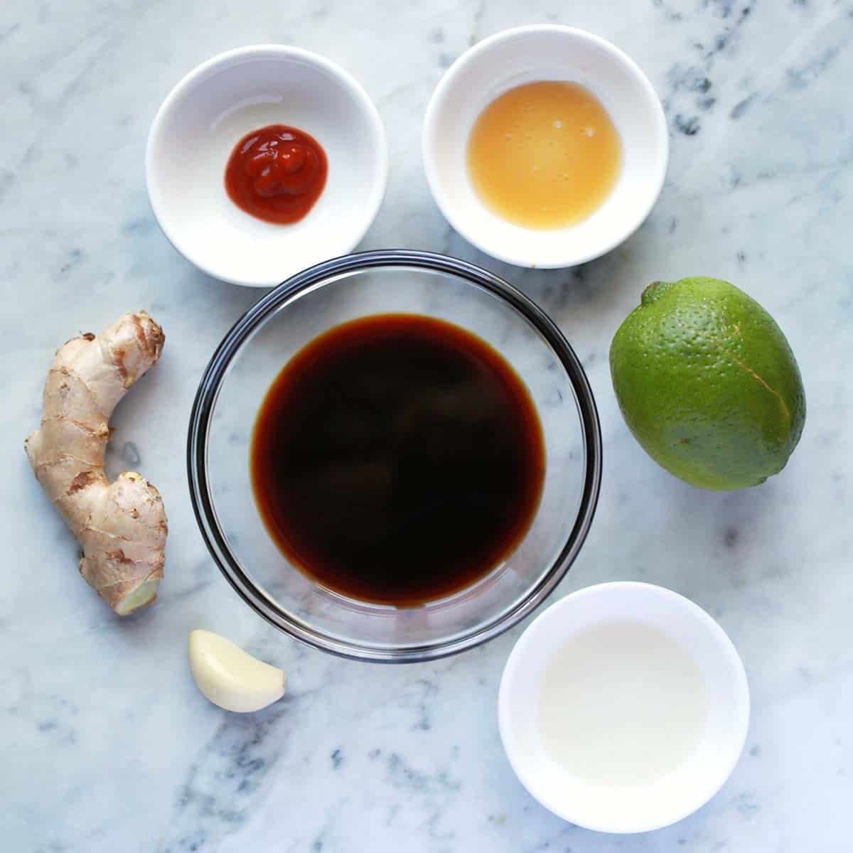 Tres cuencos pequeños con salsa spicy mayo, ponzu y mango-chili