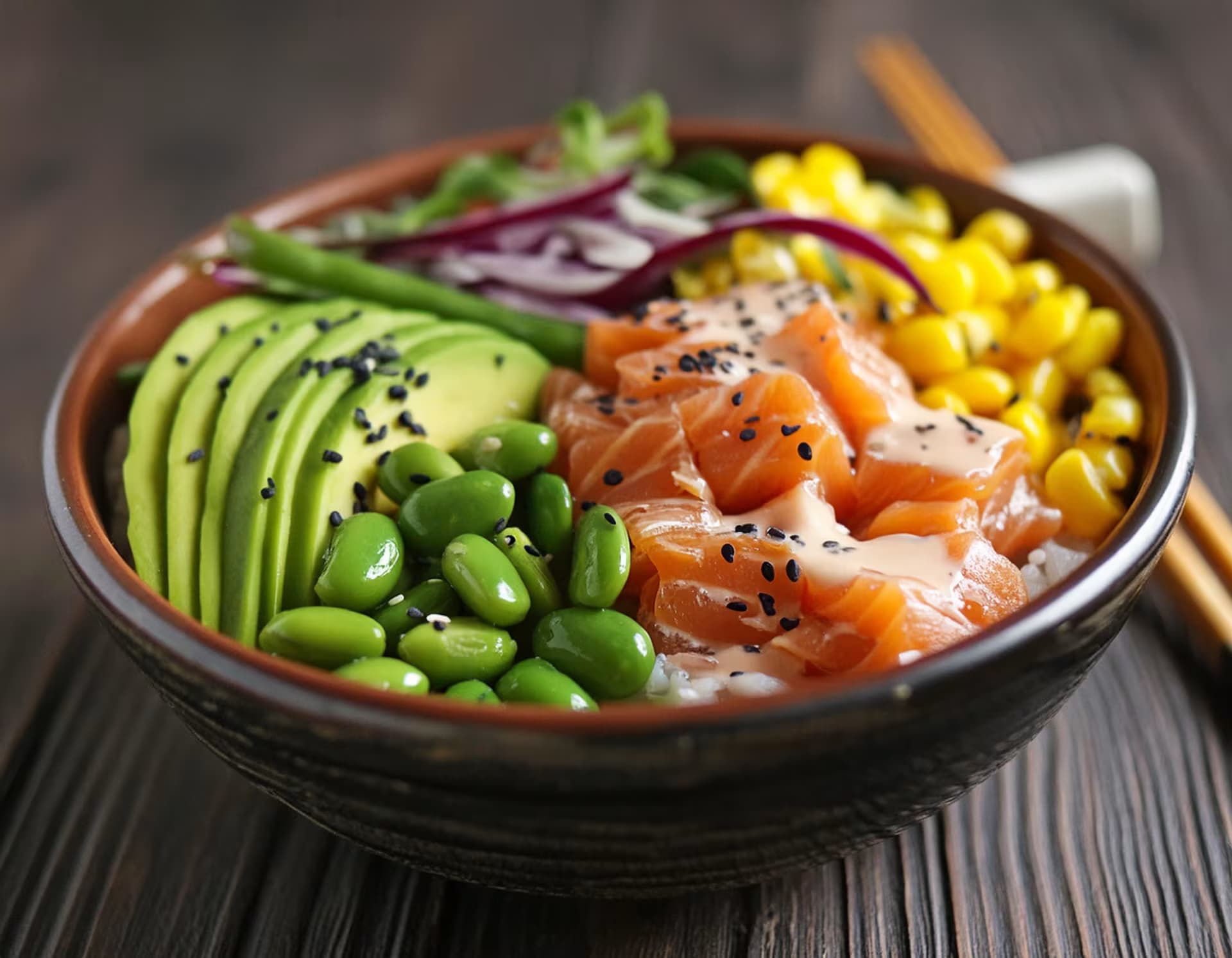 Poke bowl de salmón con aguacate, mango y edamame sobre arroz de sushi