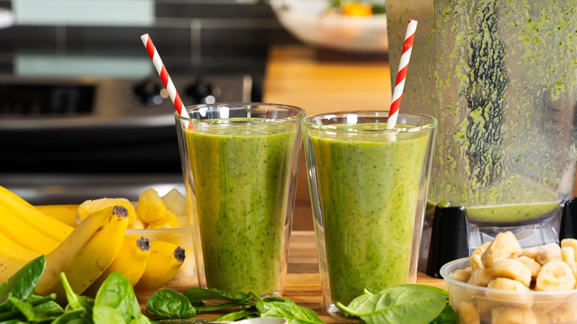 Vaso alto de smoothie verde con rodaja de lima y hielo